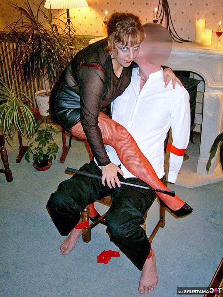 20P Die reife Amateurin Curvy Claire parkt ihren großen Arsch auf dem Schoß eines Mannes und reibt sich ab