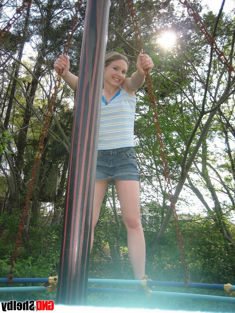 12P Jovem amadora expõe seus peitos pequenos durante a ação de upskirt em um playground