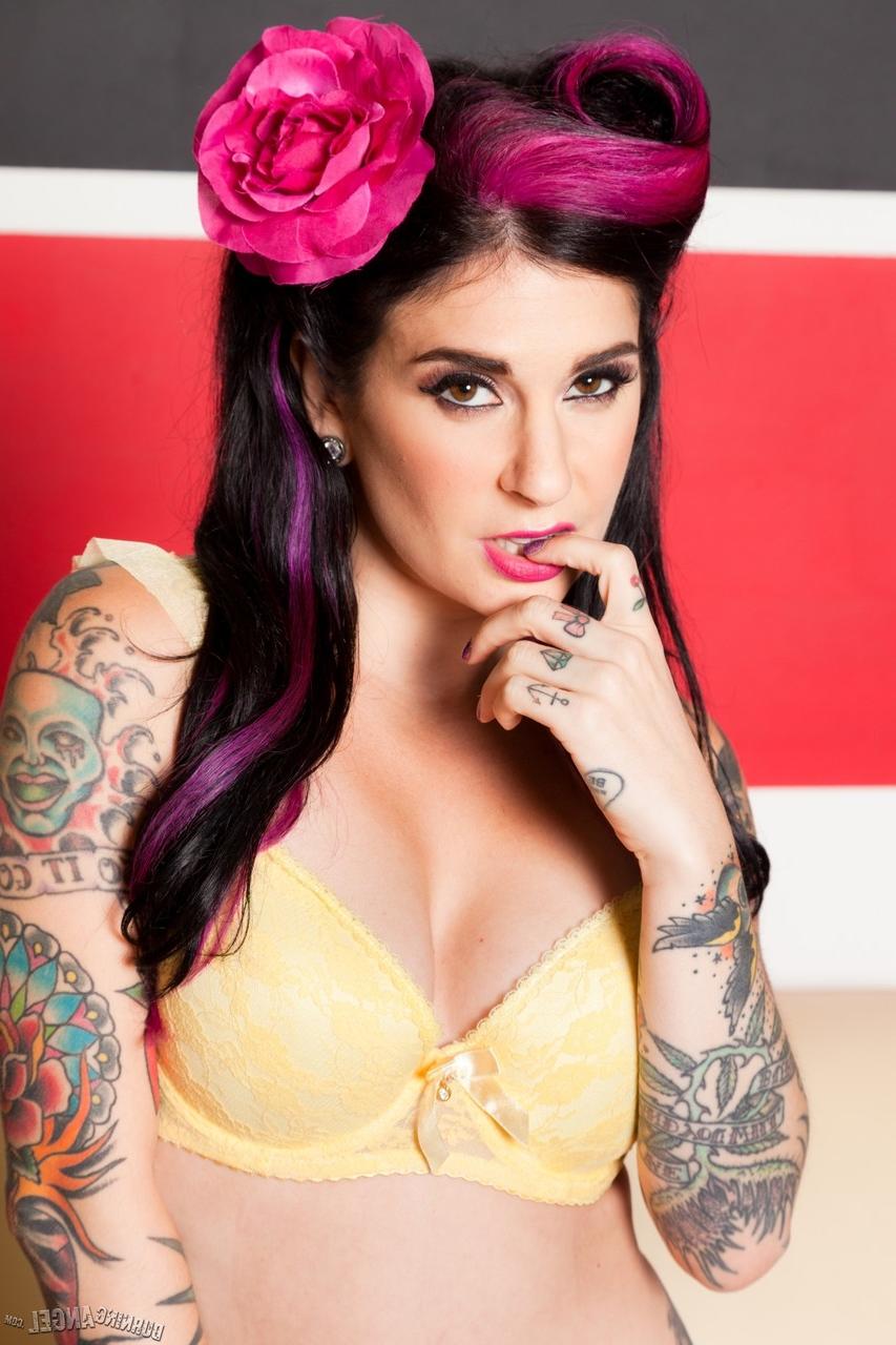 17P A garota pinup retrô Joanna Angel tira o vestido para oferecer sua bunda redonda sexy