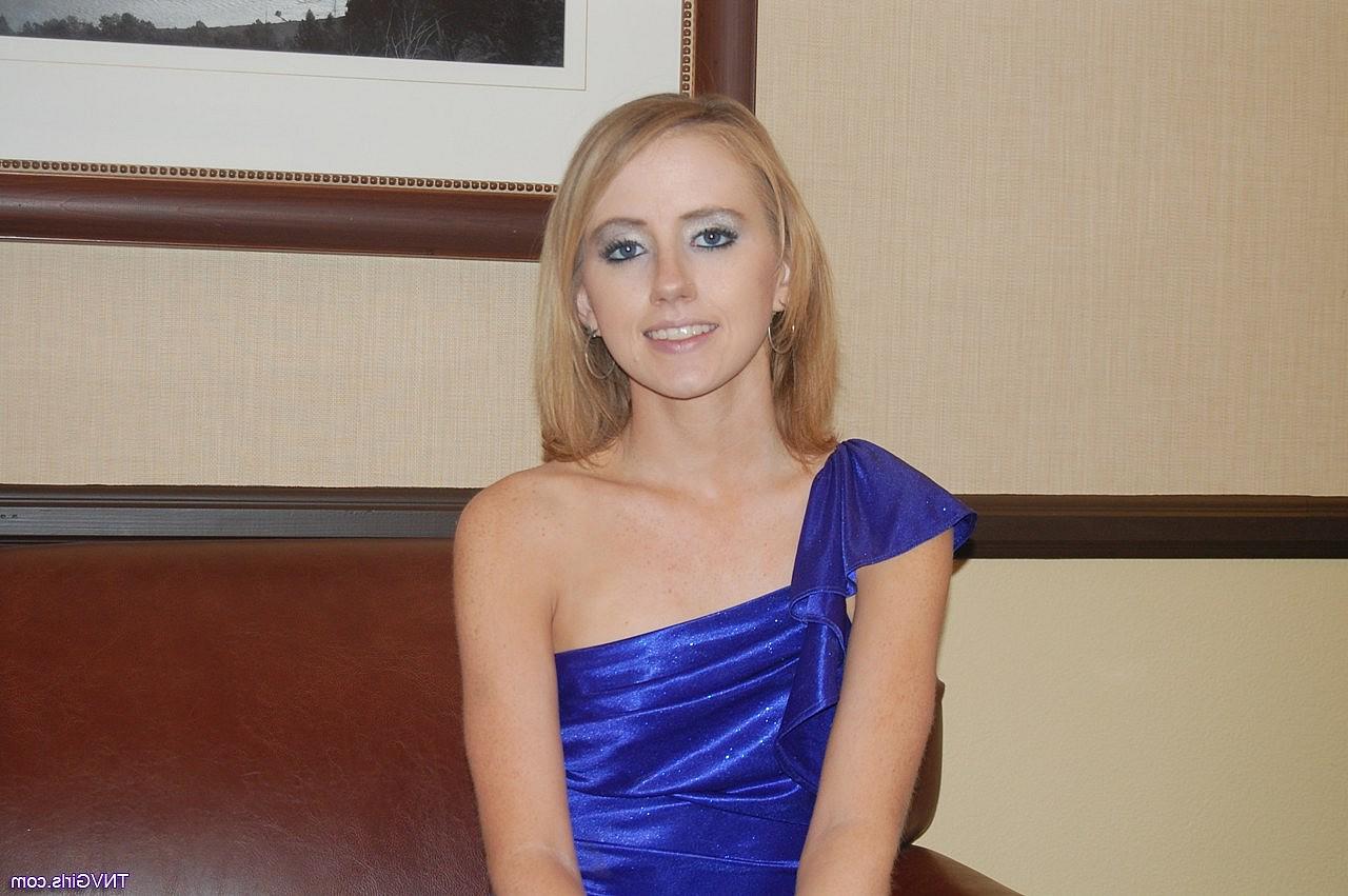 20P A bela adolescente Candace tira seu vestido elegante e posa nua