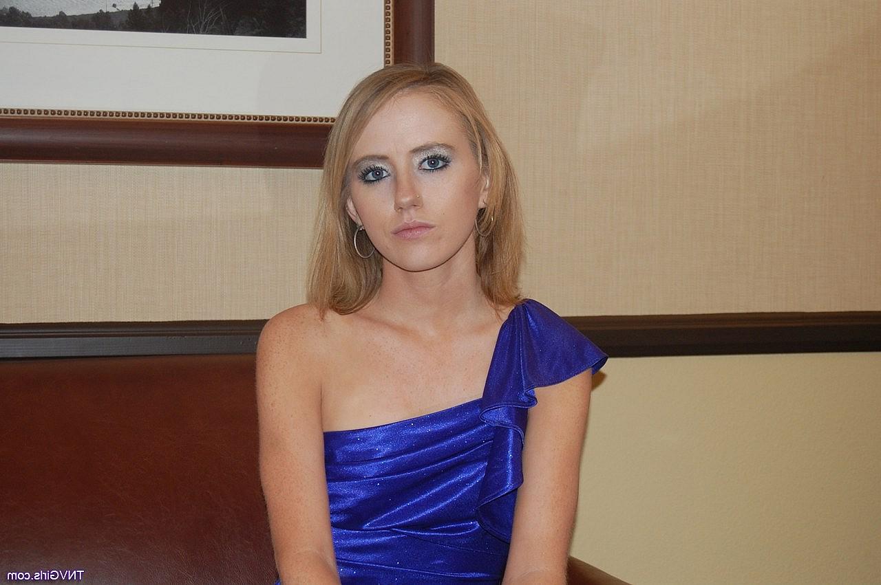 20P A bela adolescente Candace tira seu vestido elegante e posa nua