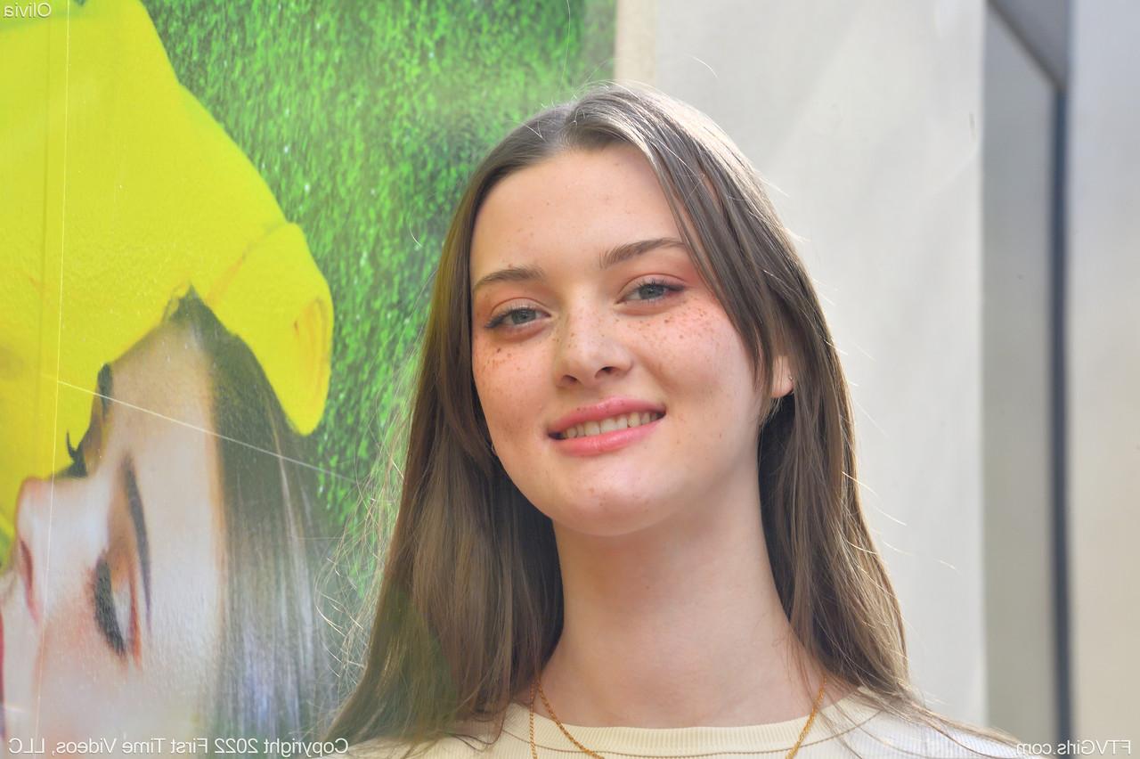 20P Olivia, une fille glamour et coquine, exhibe une jupe haute sans culotte en public.