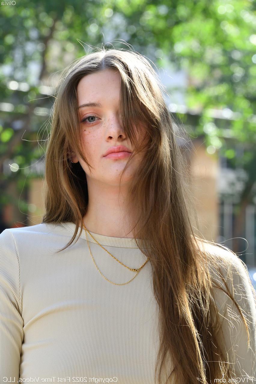 20P Olivia, une fille glamour et coquine, exhibe une jupe haute sans culotte en public.
