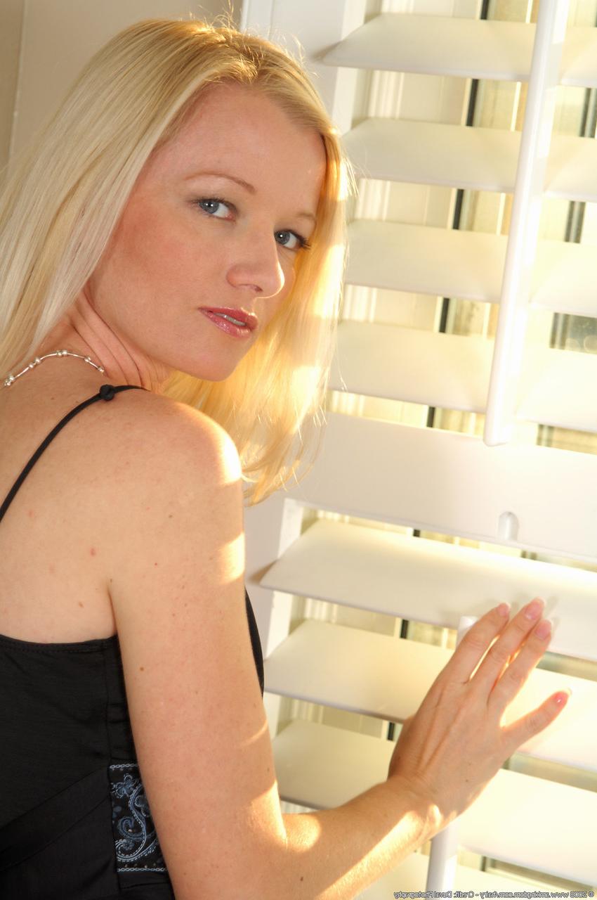 20P A loira sexy Heidi Hanson fica nua e espalha sua buceta peluda de perto