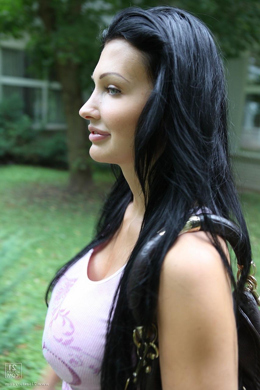 17P A rainha do silicone de cabelos negros, Aletta Ocean, mostra enormes peitos falsos do lado de fora