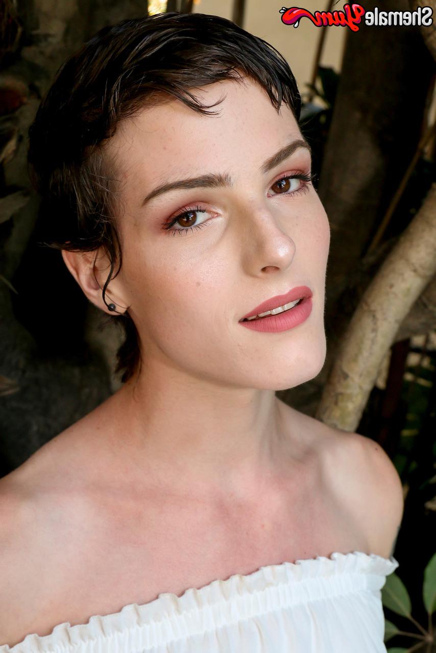 16P A travesti sexy Carrie Emberlyn gosta de sexo anal hardcore com um garanhão pendurado