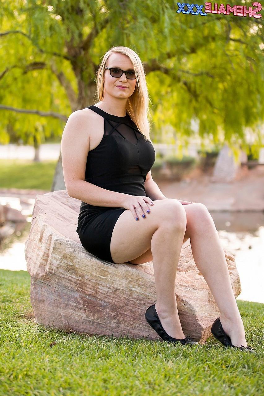 16P A transexual loira Sarah Silver expõe seus peitos grandes e seu pau duro