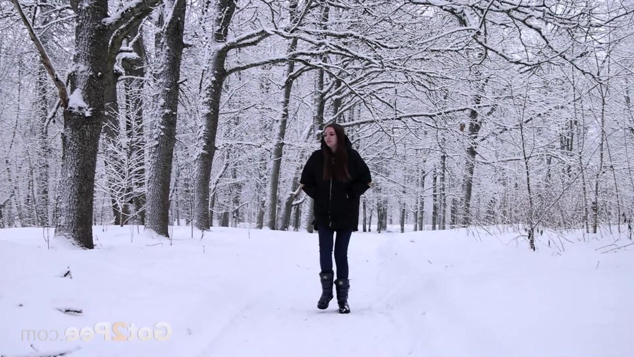 15P Pretty girl Vika gets caught taking a much-needed pee out in the snow