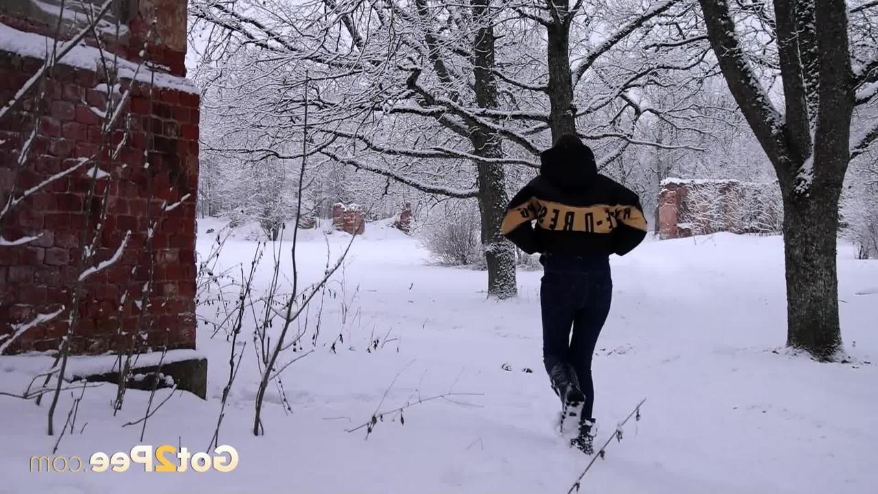 15P Pretty girl Vika gets caught taking a much-needed pee out in the snow