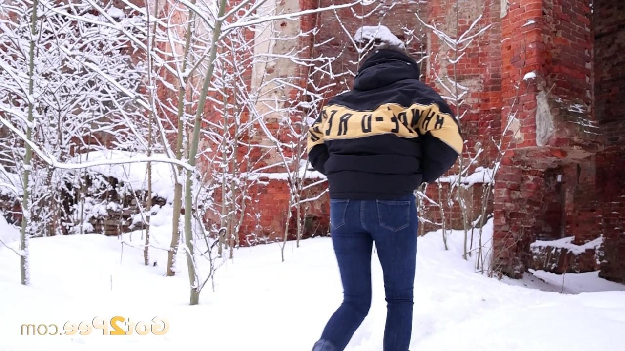 15P Pretty girl Vika gets caught taking a much-needed pee out in the snow