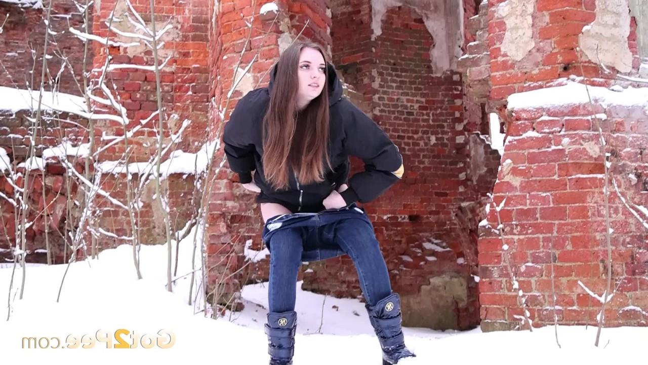 15P Pretty girl Vika gets caught taking a much-needed pee out in the snow