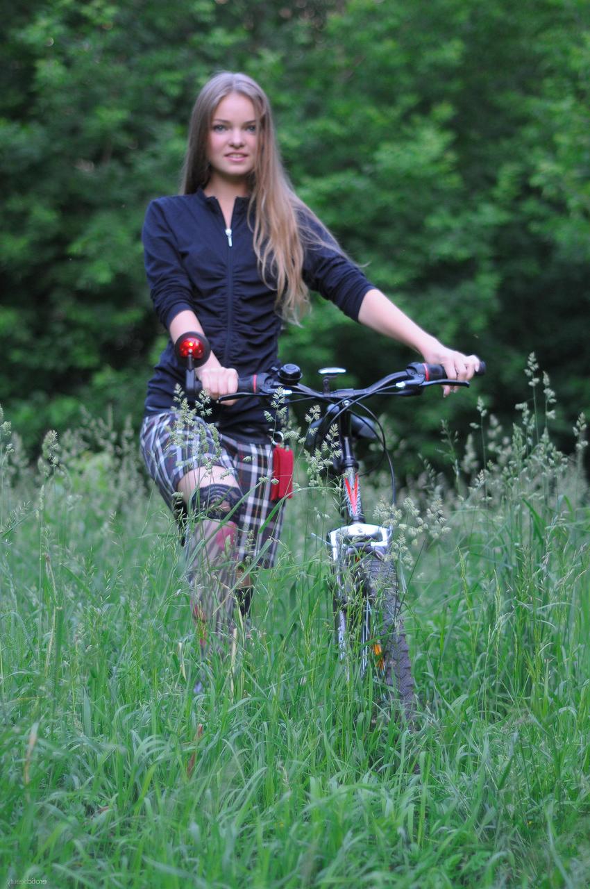 20P Linda gata adolescente Bridgit A andando de bicicleta sem calcinha na natureza