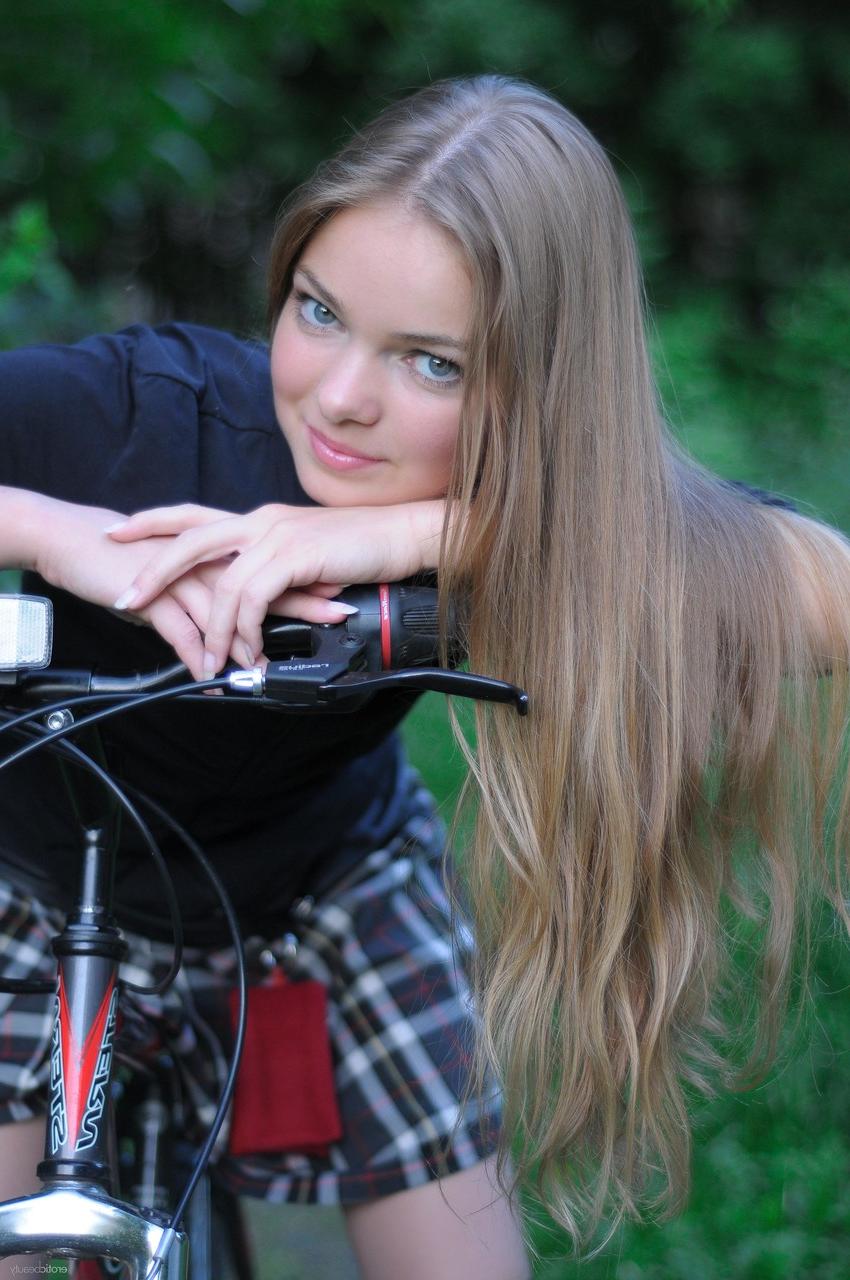 20P Linda gata adolescente Bridgit A andando de bicicleta sem calcinha na natureza