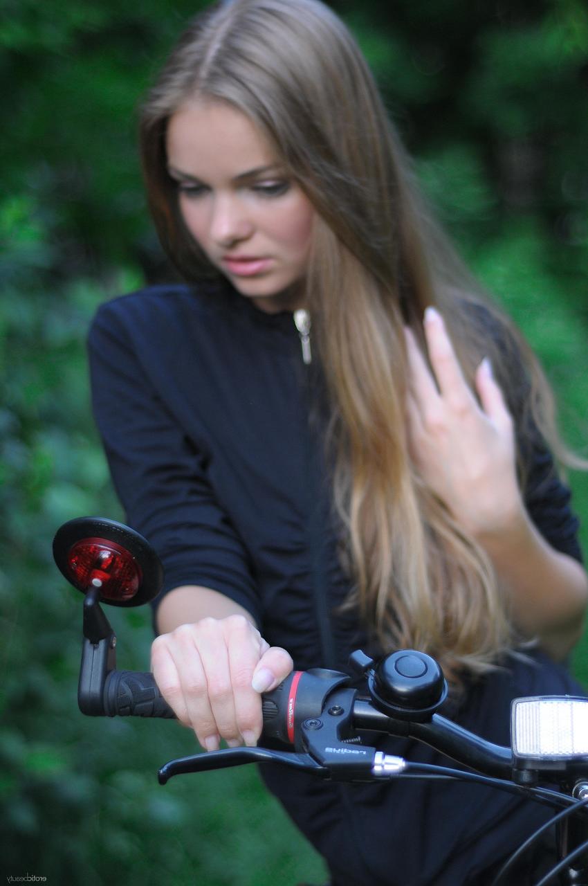 20P Linda gata adolescente Bridgit A andando de bicicleta sem calcinha na natureza