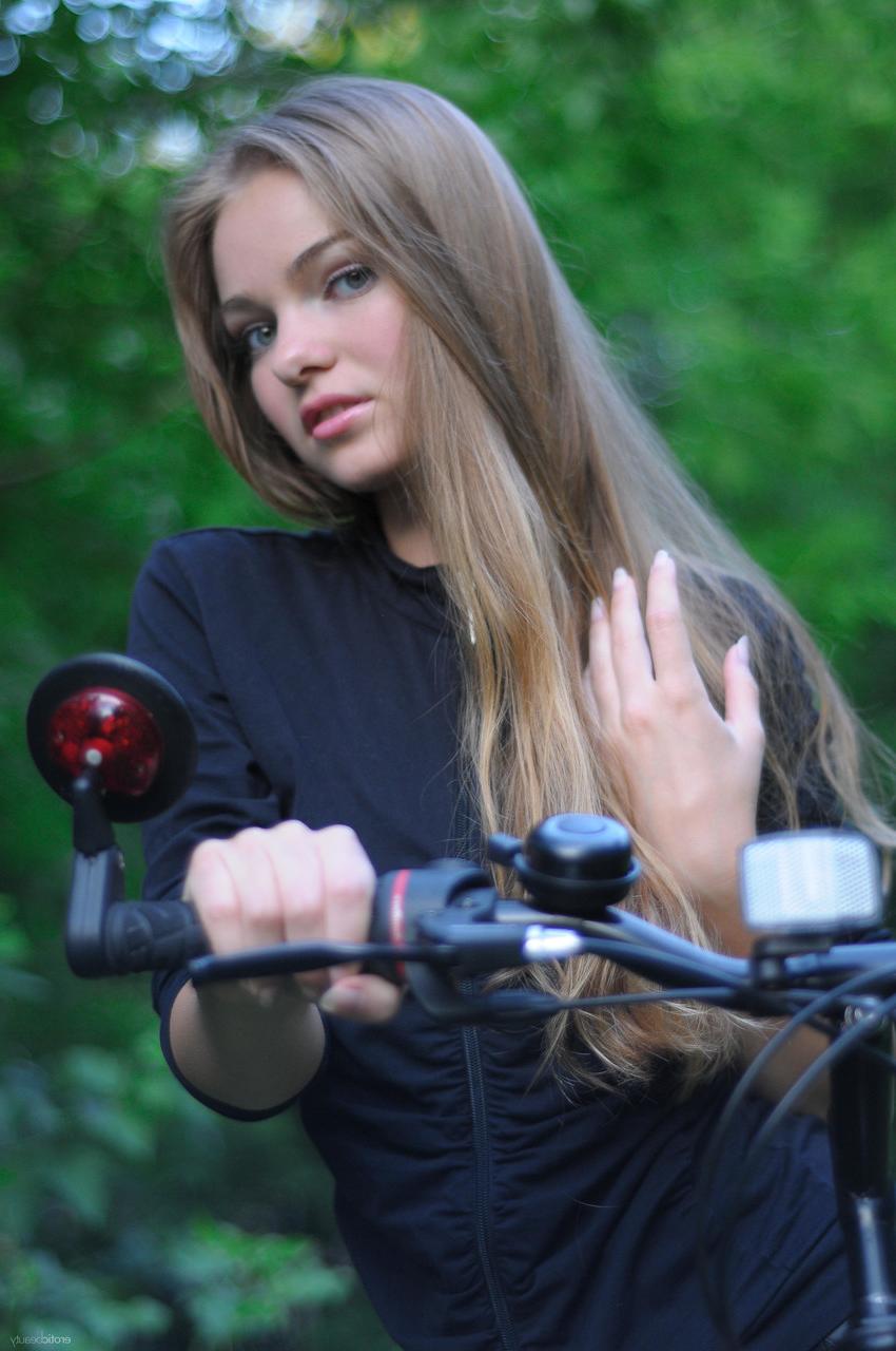 20P Linda gata adolescente Bridgit A andando de bicicleta sem calcinha na natureza