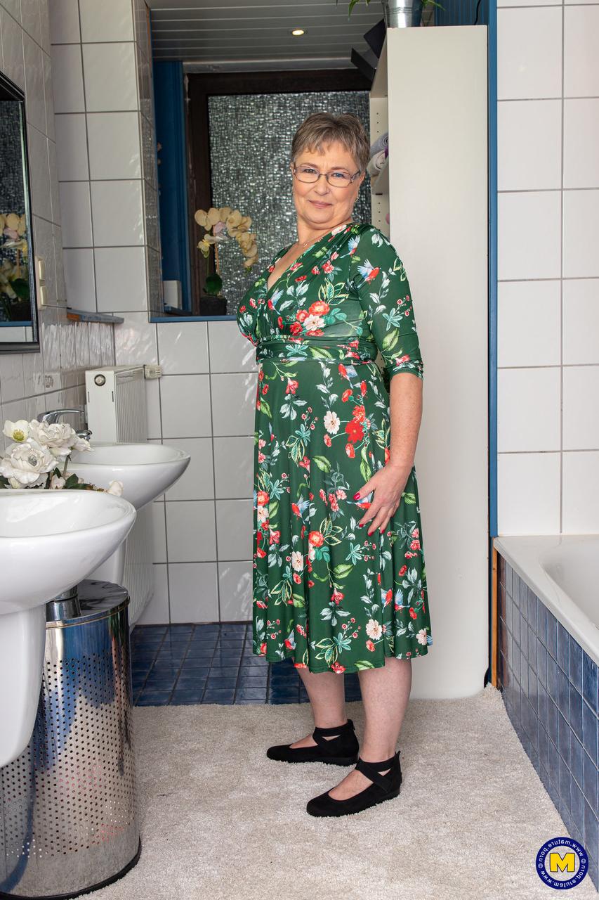 20P La traviesa abuela Petra muestra su coño en un morboso striptease en el baño