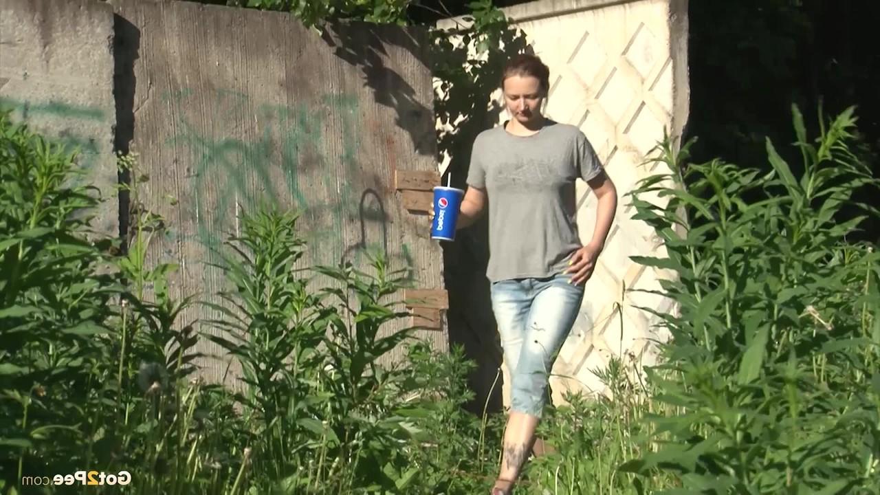 15P La gentille fille Lena June se fait surprendre avec son pantalon baissé alors qu'elle fait pipi dehors.