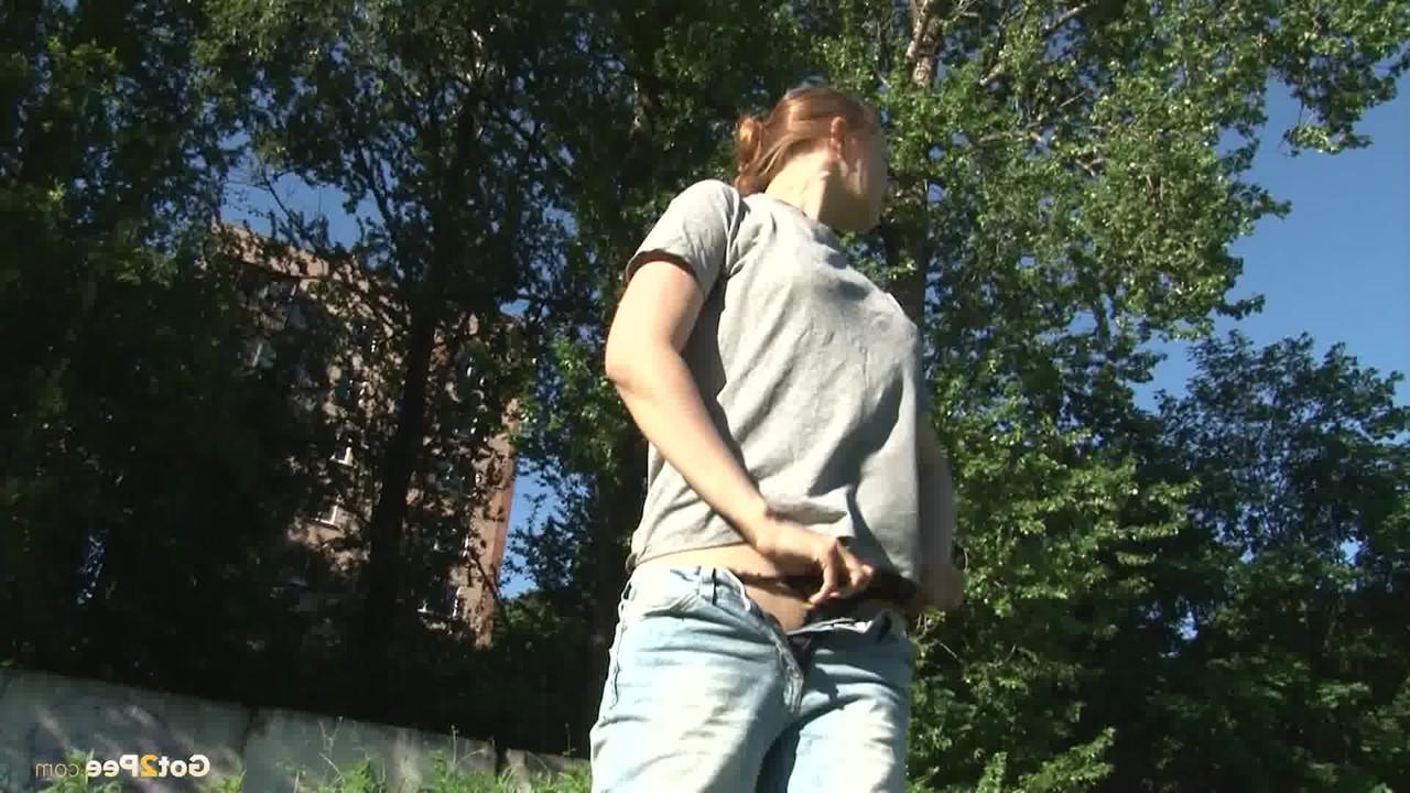 15P La gentille fille Lena June se fait surprendre avec son pantalon baissé alors qu'elle fait pipi dehors.