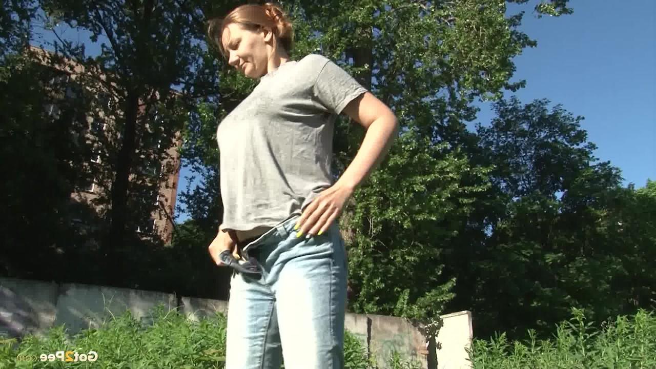 15P La gentille fille Lena June se fait surprendre avec son pantalon baissé alors qu'elle fait pipi dehors.