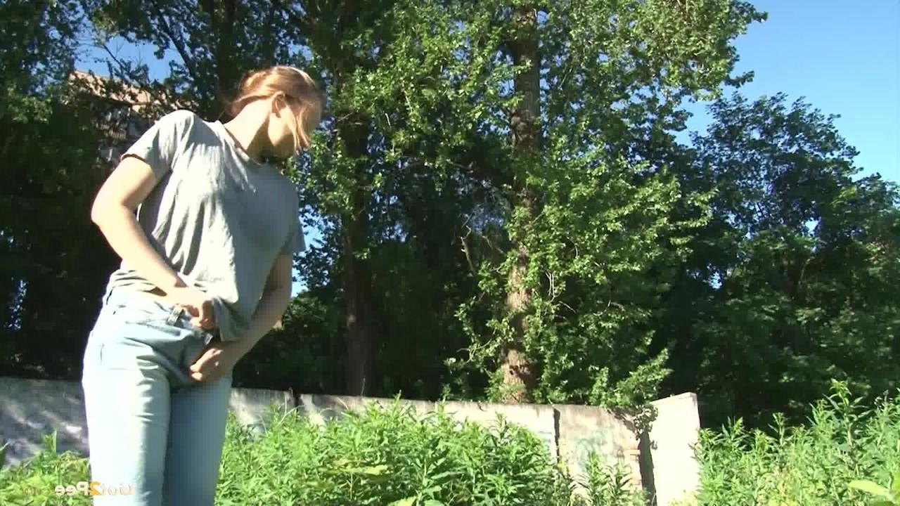15P La gentille fille Lena June se fait surprendre avec son pantalon baissé alors qu'elle fait pipi dehors.