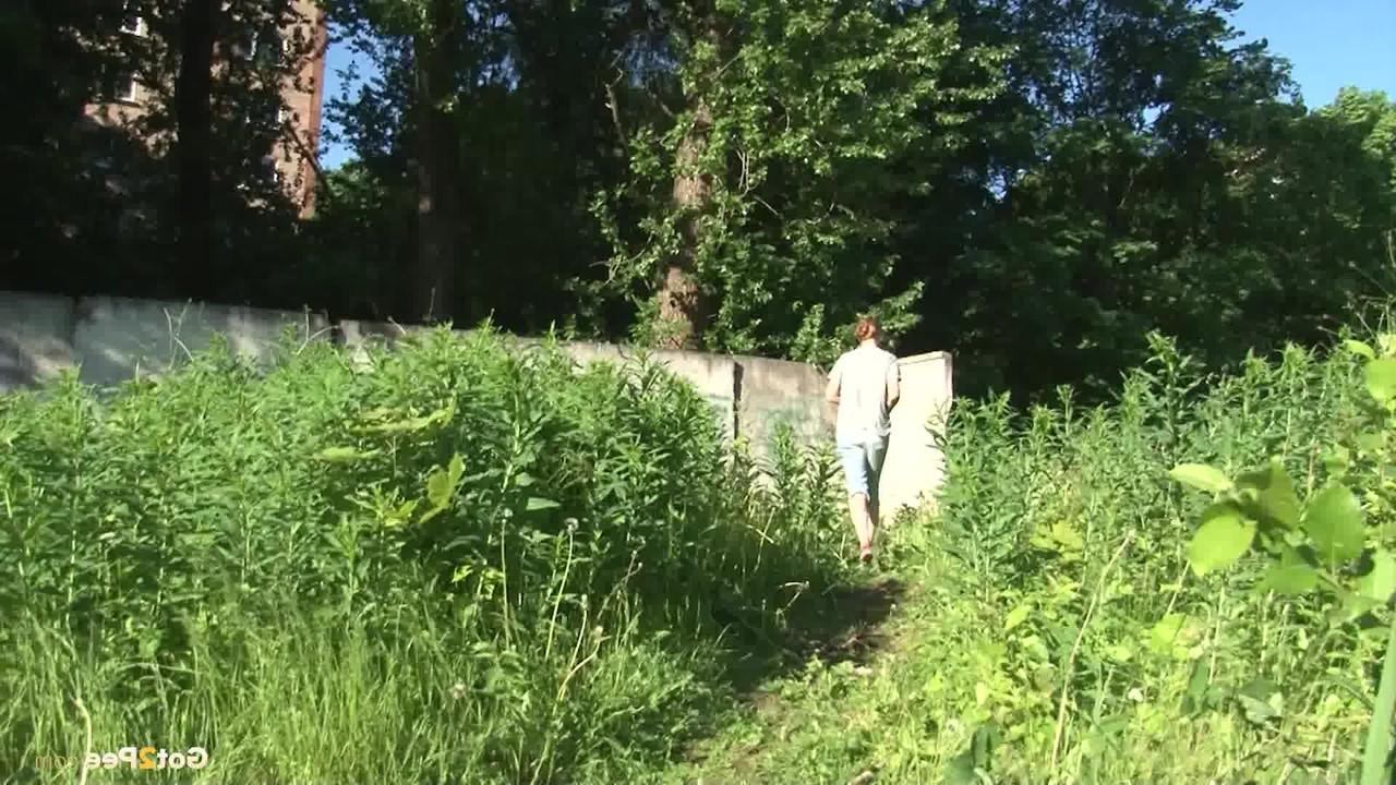 15P La gentille fille Lena June se fait surprendre avec son pantalon baissé alors qu'elle fait pipi dehors.