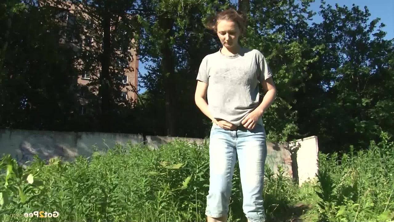 15P La gentille fille Lena June se fait surprendre avec son pantalon baissé alors qu'elle fait pipi dehors.