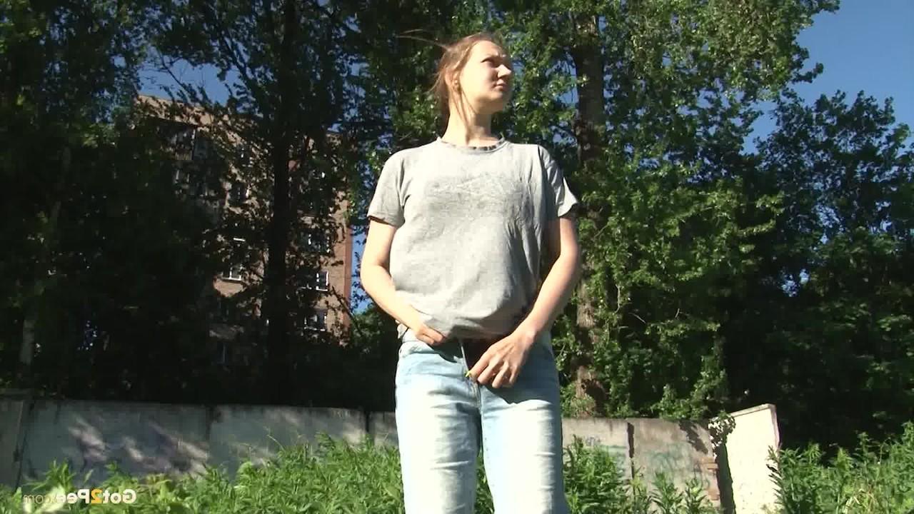 15P La gentille fille Lena June se fait surprendre avec son pantalon baissé alors qu'elle fait pipi dehors.