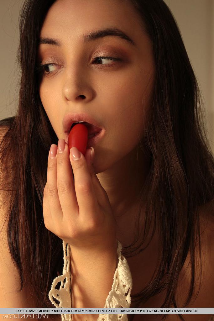 18P A adolescente morena gostosa Olivia Linz fica nua enquanto usava meias brancas até os joelhos