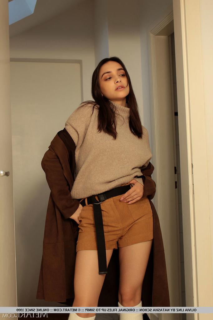 18P A adolescente morena gostosa Olivia Linz fica nua enquanto usava meias brancas até os joelhos