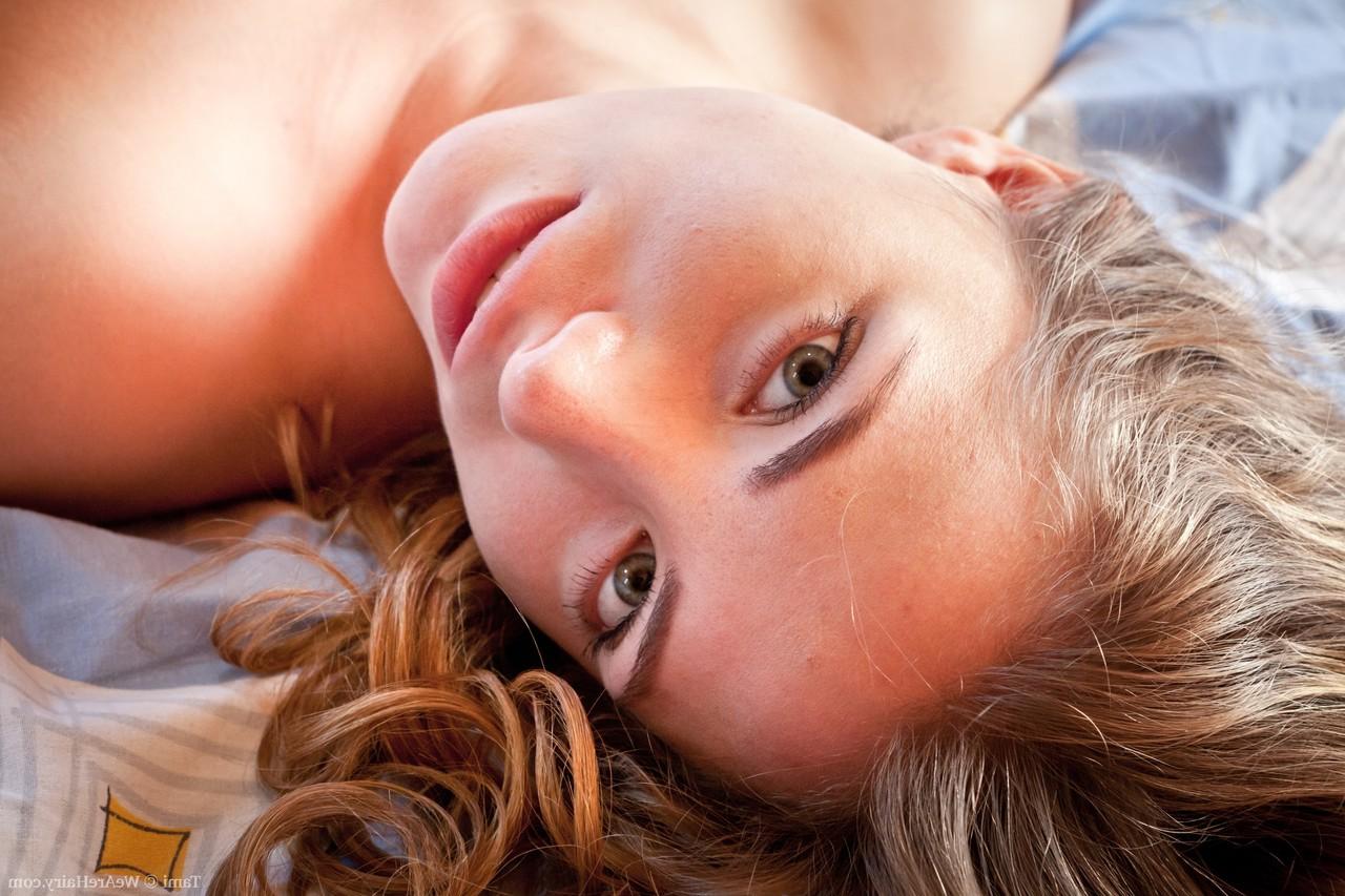 18P Dulce chica con perfectos naturales Tami se burla de su almeja peluda en una cabaña de madera