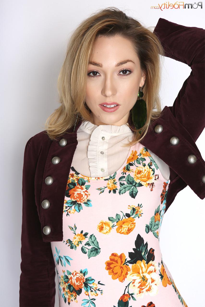 18P A menina pequena Lily LaBeau mostra sua vulva aparada e engasga com um pau grande