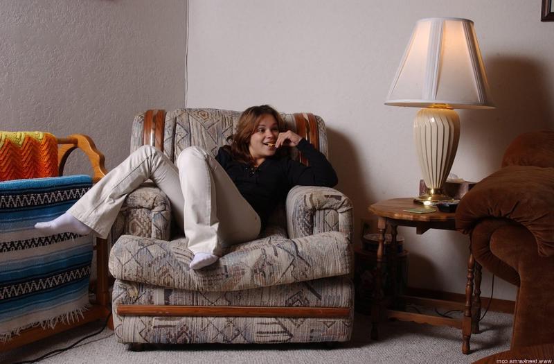 20P La dulce joven karma se desnuda en un sillón mientras usa calcetines blancos