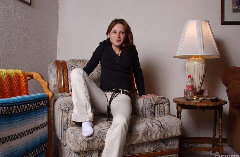 20P La dulce joven karma se desnuda en un sillón mientras usa calcetines blancos