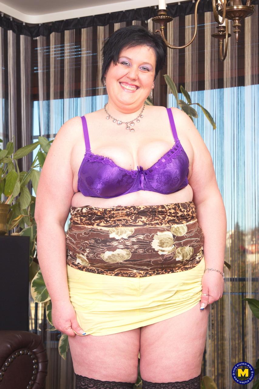 20P Die reife, fette Jesica neckt in Nylons und spielt mit einem Dildo in ihrer rasierten Muschi