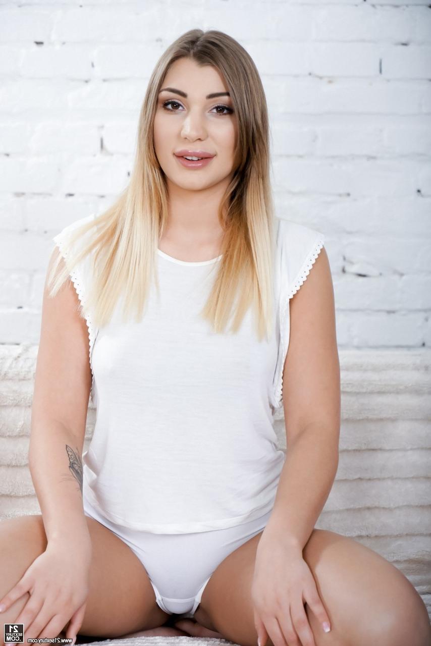 17P A pequena adolescente sérvia Haley Hill mostra sua bunda e seios naturais