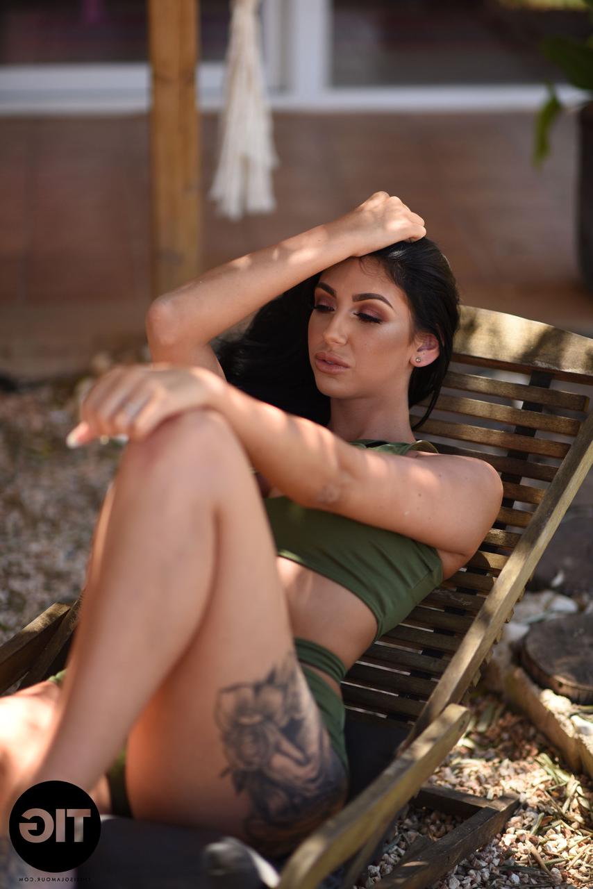 20P A bela de cabelos negros Anya Leigh expõe seus peitos magníficos ao ar livre