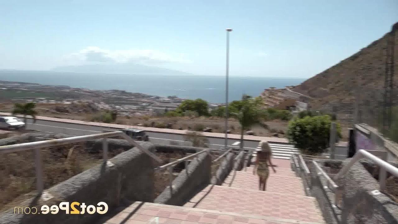 15P La rubia Aylin Tattoo orina en las escaleras públicas durante un día soleado