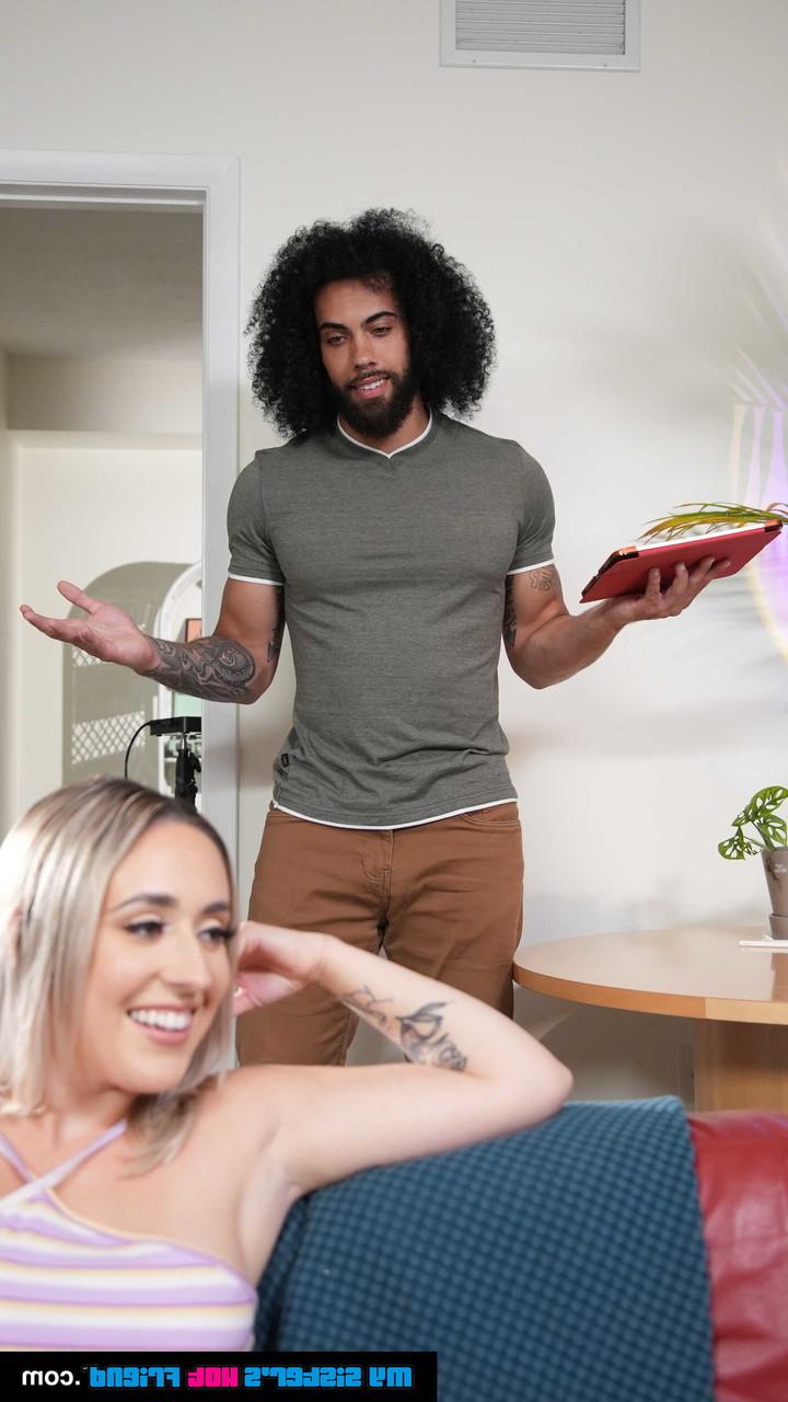 20P Der sexy, zierliche Pornostar mit dem perfekten Hintern Brookie Blair wird hart geschwärzt