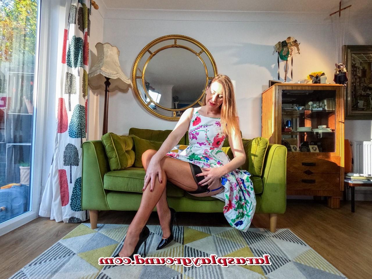 20P Lara, grande femme, soulève sa robe et montre ses jambes et ses fesses en bas nylon.