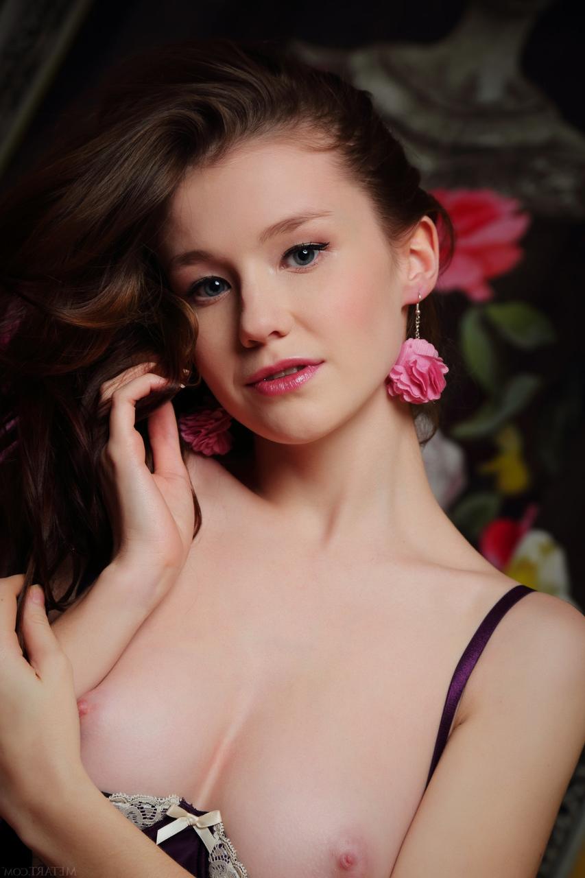20P La encantadora diosa Emily Bloom muestra sus grandes tetas y su hinchado coño afeitado