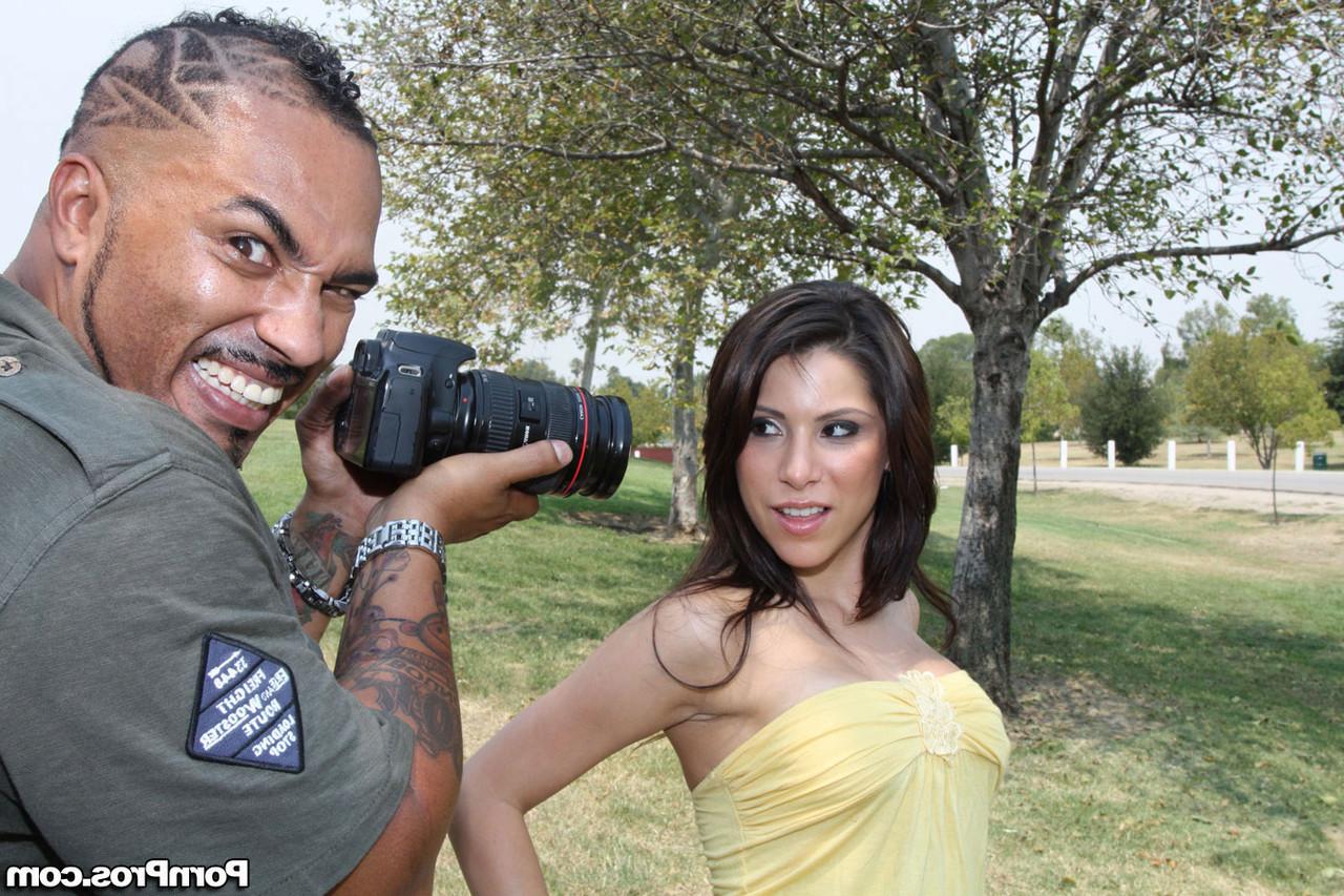 20P La pequeña latina Aleksa Nicole recibe la polla gigante de su fotógrafo en sus agujeros