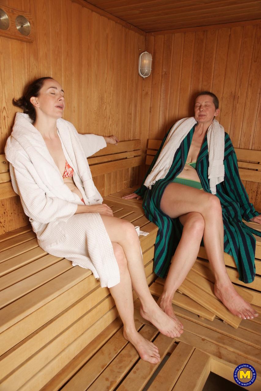 20P Amas de casa amateur cachondas muestran sus cuerpos maduros desnudos en el spa