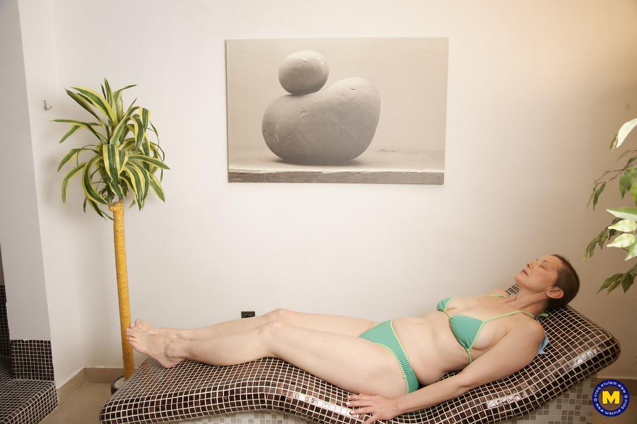 20P Amas de casa amateur cachondas muestran sus cuerpos maduros desnudos en el spa
