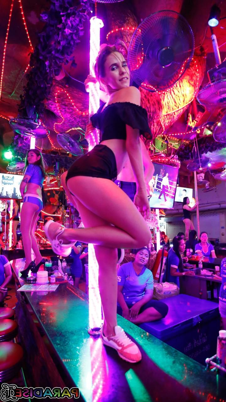 20P Garotas festeiras sexy Nikky e Kitty exibem suas botas e compartilham um pau grande