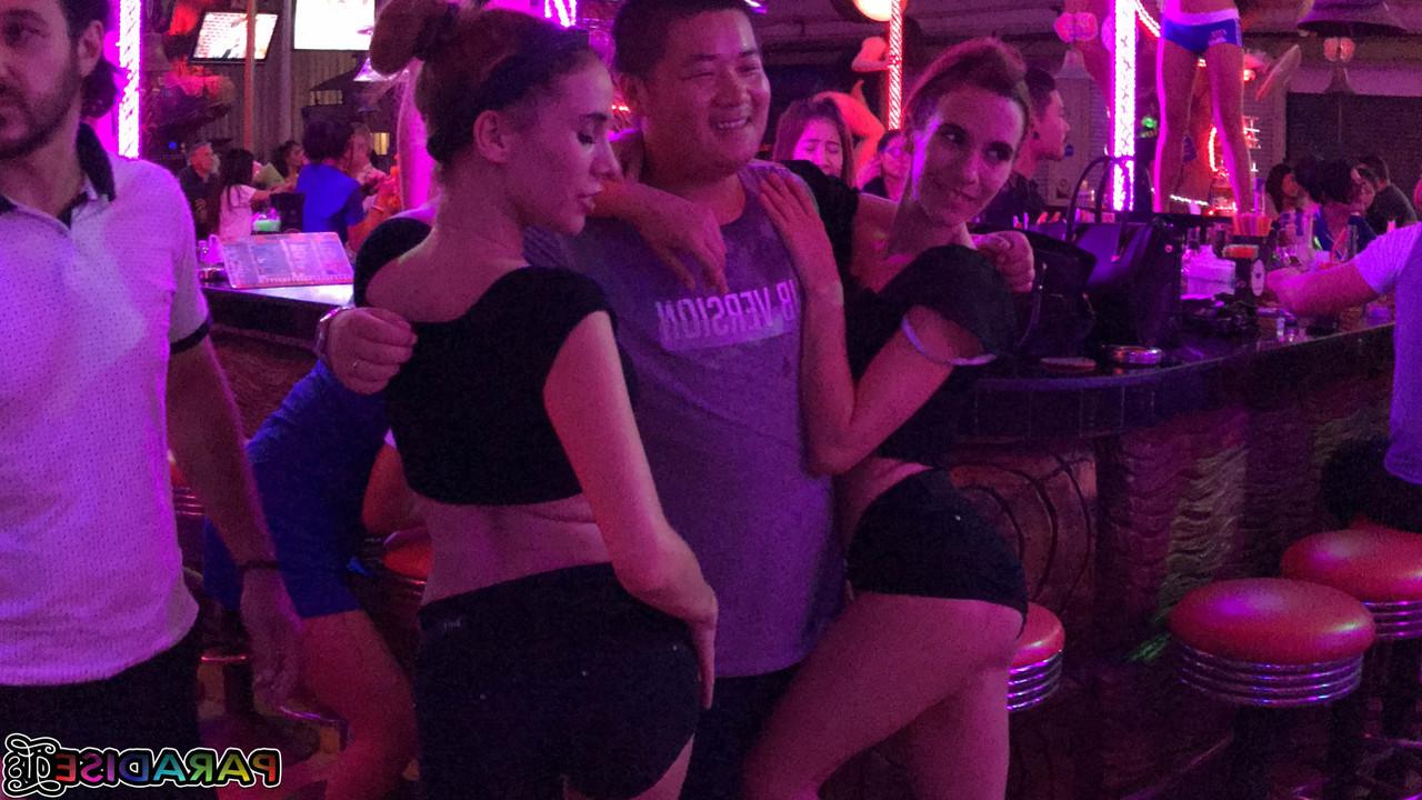 20P Garotas festeiras sexy Nikky e Kitty exibem suas botas e compartilham um pau grande