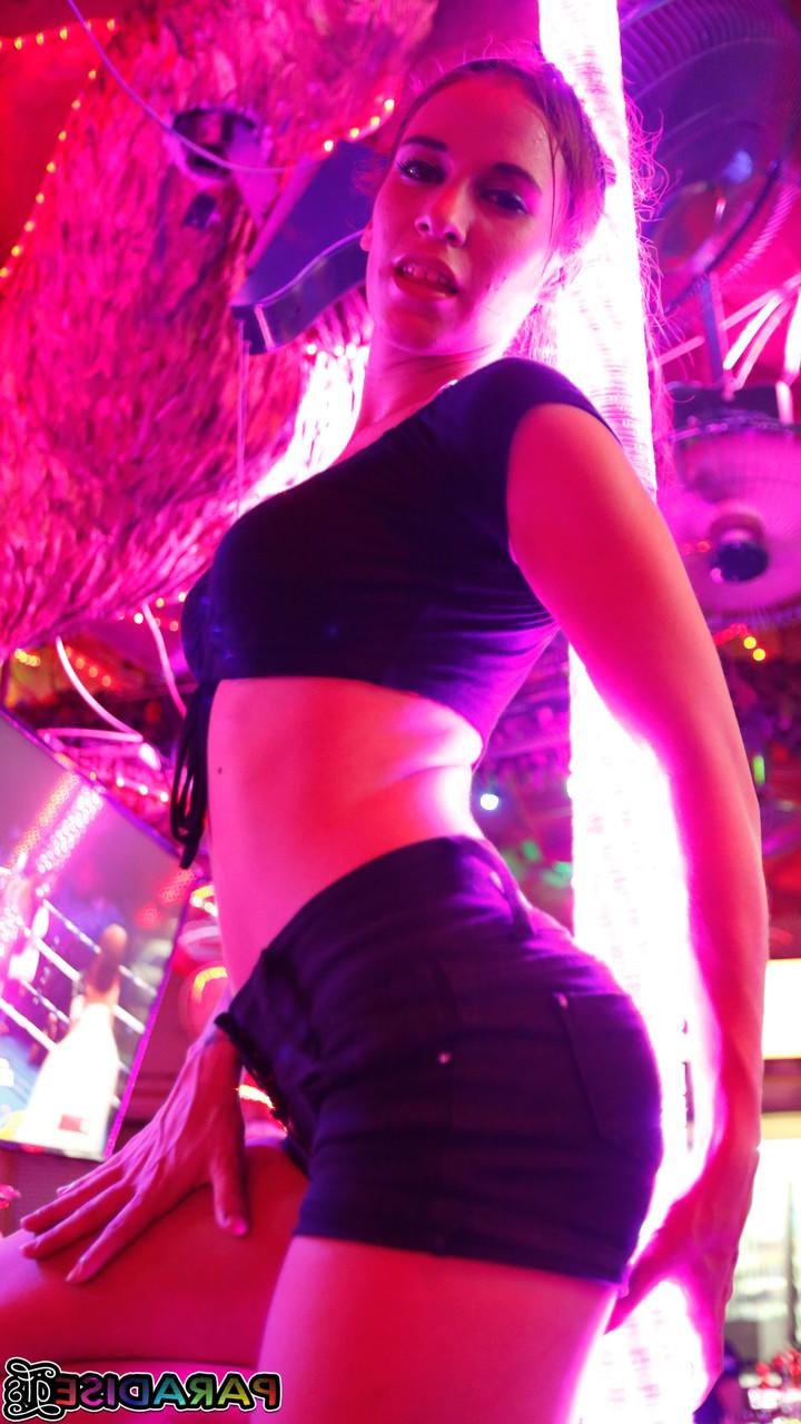 20P Garotas festeiras sexy Nikky e Kitty exibem suas botas e compartilham um pau grande