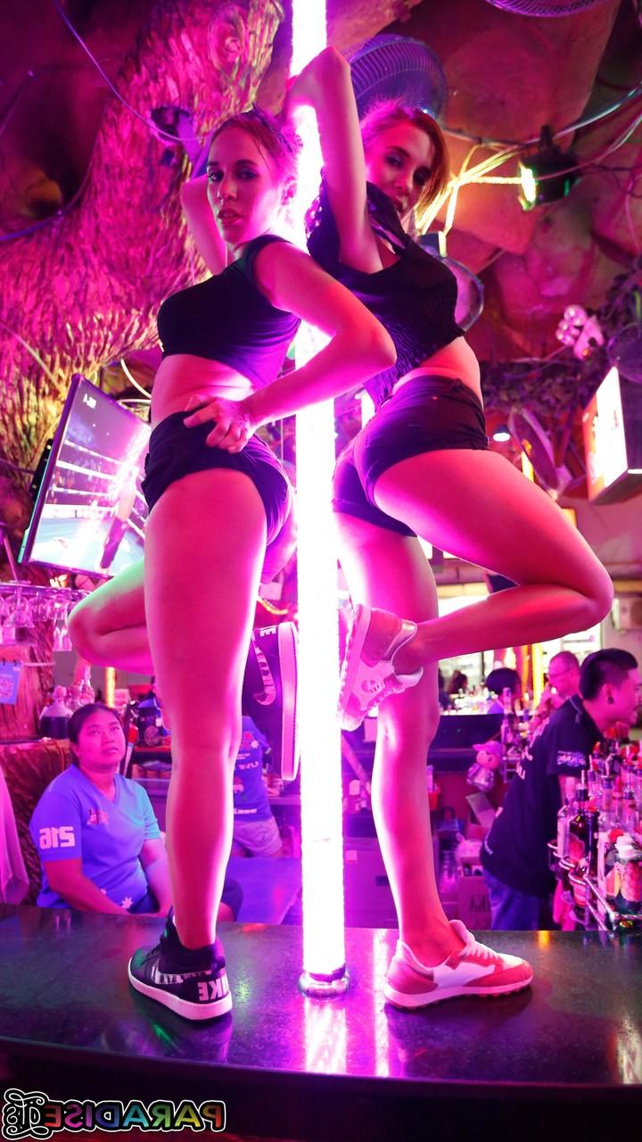 20P Garotas festeiras sexy Nikky e Kitty exibem suas botas e compartilham um pau grande