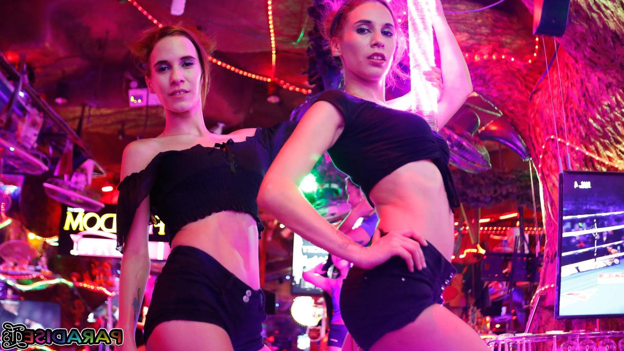 20P Garotas festeiras sexy Nikky e Kitty exibem suas botas e compartilham um pau grande