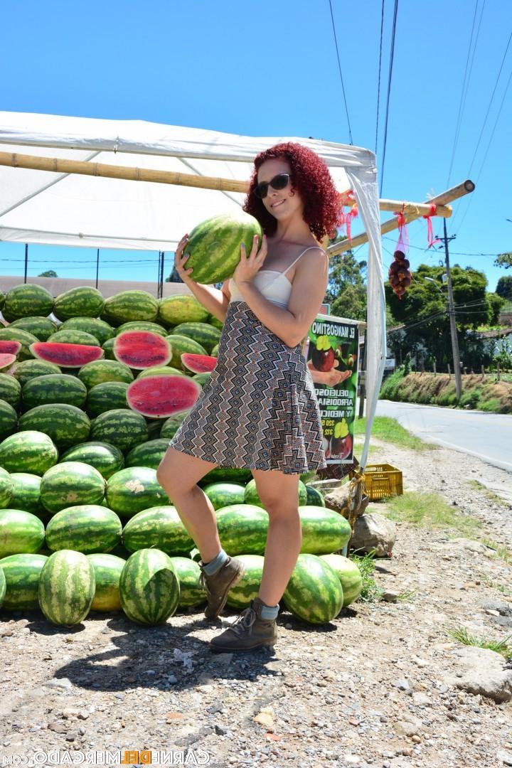 17P Garota ruiva com peitos pequenos mostra sua buceta aparada, doce como uma melancia