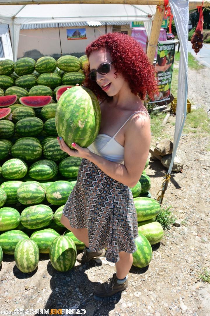 17P Garota ruiva com peitos pequenos mostra sua buceta aparada, doce como uma melancia